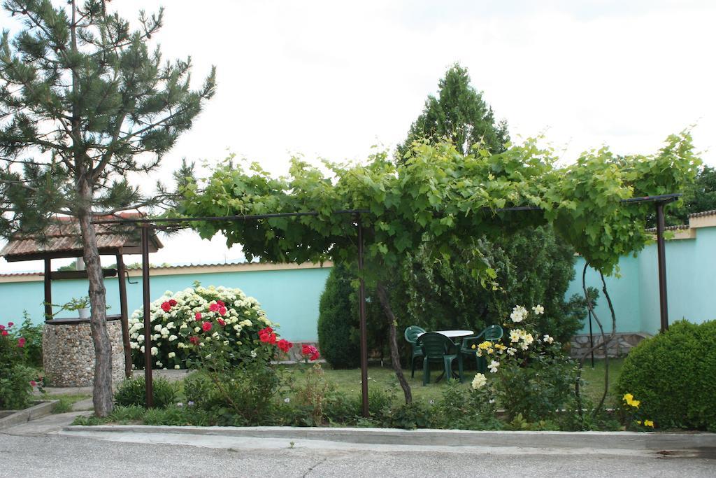 Guest House Edelvais Dve Mogili Eksteriør billede