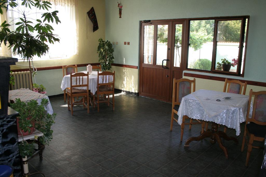 Guest House Edelvais Dve Mogili Eksteriør billede